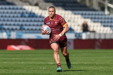 Huddersfield Giants takımından Tui Lolohea, Betfred Challenge Cup altıncı raundunda John Smith Stadyumu 'nda Huddersfield Giants' a karşı Hull FC maçında topu bırakıyor.
