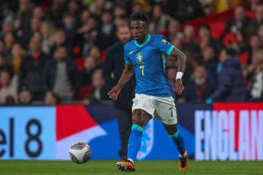 Brezilya 'lı Vinicius Junior, 23 Mart 202' de Wembley Stadyumu 'nda oynanan Uluslararası Dostluk karşılaşmasında pas veriyor.