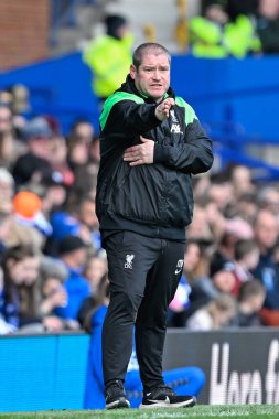 Liverpool Kadınlar Süper Ligi maçında Matt Sakal teknik direktörü Everton Kadınlar Liverpool Kadınları 'na karşı Goodison Park, Liverpool, Birleşik Krallık, 24 Mart 202