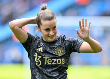 Manchester United Women 'dan Ella Toone, Manchester United Women' ın 23 Mart 202 tarihinde Etihad Stadyumu 'ndaki Manchester City United Women maçında maçtan önce ısınıyor.
