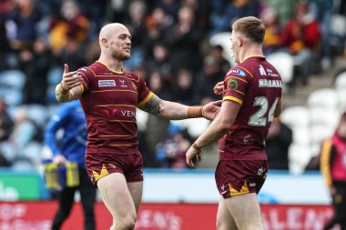 Huddersfield Giants 'tan Sam Halsall, Huddersfield Giants' ın 23. raundda Huddersfield Giants 'a karşı oynadığı Betfred Challenge Cup Altıncı Raundu' nda Adam Swift ile 28-6 'lık galibiyetini kutluyor.