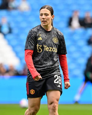 Manchester United Women 'dan Rachel Williams, Manchester United Women' ın 23 Mart 202 tarihinde Etihad Stadyumu 'ndaki Manchester City United Women maçında maç öncesinde ısınıyor.