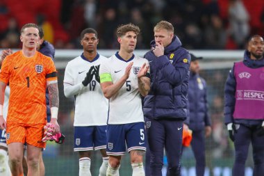 İngiltere 'den John Stones, 23 Mart 202' de İngiltere 'nin Wembley Stadyumu' nda oynanan Uluslararası Dostluk maçı sonrasında İngiltere taraftarlarını alkışlıyor.