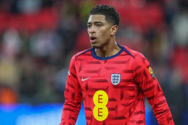 İngiltere 'den Jude Bellingham, 23 Mart 202' de İngiltere 'nin Wembley Stadyumu' nda oynanan Uluslararası Dostluk karşılaşmasında maç öncesi ısınma maçında