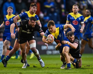 Warrington Wolves 'dan Leon Hayes, Londra Broncos' tan James Meadows ile oynadığı Betfred Challenge Cup 6. Raundda Warrington Wolves 'un Londra Broncos' a karşı oynadığı karşılaşmada, 23 Mart 202 'de Warrington, İngiltere' de mücadele etti.