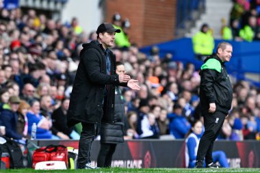 Everton Women 'ın teknik direktörü Brian Srensen, 24 Mart 2024' te Goodison Park, Liverpool 'da oynanan FA Kadınlar Süper Ligi karşılaşmasında Everton Women' a karşı Liverpool Kadınlarını cesaretlendiriyor.