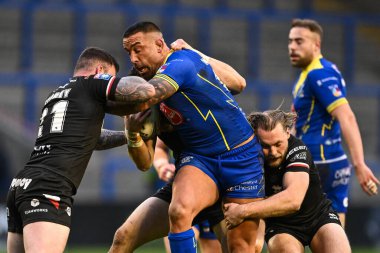 Warrington Wolves 'tan Paul Vaughan, Londra Broncos' tan Robbie Storey ve Londra Broncos 'tan James Meadows tarafından oynanan Betfred Challenge Cup Altıncı Raundda Warrington Wolves, Londra Broncos' a karşı Halliwell Jones Stadyumu, Warrington, United 