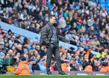 Manchester City Women 'ın 23 Mart 202 tarihinde Etihad Stadyumu' nda Manchester City United Women 'a karşı oynanan FA Bayanlar Süper Ligi maçında, Gareth Taylor teknik direktörü izliyor.