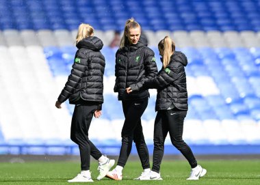 Liverpool takımı maç öncesinde sahaya bakıyor, 24 Mart 202 tarihinde İngiltere 'nin Liverpool kentinde Goodison Park' ta oynanan FA Kadınlar Süper Ligi karşılaşmasında Everton Kadınlar Liverpool Kadınlarına karşı.