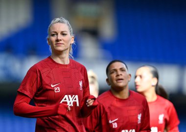 Liverpool Kadınları 'ndan Gemma Bonner, FA Kadınlar Süper Ligi karşılaşması öncesinde Goodison Park, Liverpool' da Everton Kadınları 'na karşı 24 Mart 202' de ısınıyor.