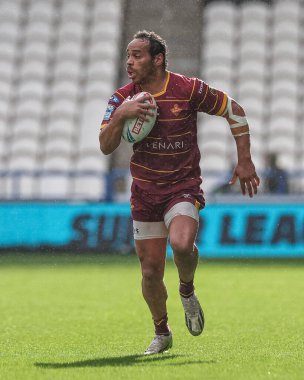 Huddersfield Giants takımından Leroy Cudjoe, Betfred Challenge Kupası altıncı tur karşılaşmasında John Smith Stadyumu, Huddersfield, Birleşik Krallık 'ta Huddersfield' a karşı Huddersfield Giants vs FC maçında topa vuruyor.