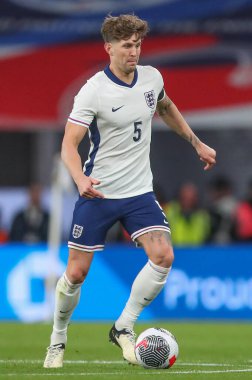 İngiltere 'den John Stones, 23 Mart 202' de İngiltere 'nin Wembley Stadyumu' nda Brezilya 'ya karşı oynadığı Uluslararası Dostluk maçı sırasında