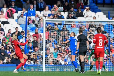 Liverpool 'dan Sophie Roman Haug 24 Mart 202' de İngiltere 'nin Liverpool kentinde Goodison Park' ta oynanan FA Kadınlar Süper Ligi karşılaşmasında topa doğru ilerliyor.