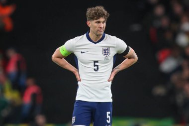 İngiltere 'den John Stones, 23 Mart 202' de İngiltere 'nin Wembley Stadyumu' nda Brezilya 'ya karşı oynadığı Uluslararası Dostluk maçı sırasında