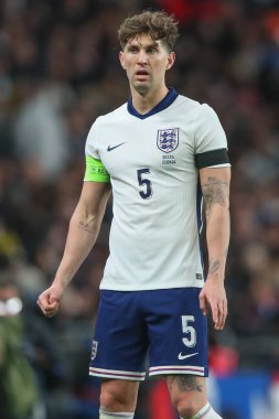 İngiltere 'den John Stones, 23 Mart 202' de İngiltere 'nin Wembley Stadyumu' nda Brezilya 'ya karşı oynadığı Uluslararası Dostluk maçı sırasında