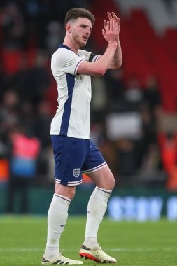 İngiltere 'den Declan Rice, 23 Mart 202' de İngiltere 'nin Wembley Stadyumu' nda oynanan Uluslararası Dostluk maçı sonrasında İngiltere taraftarlarını alkışlıyor.