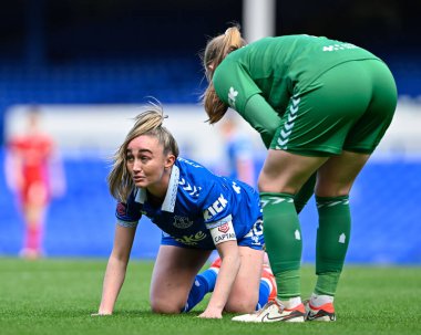 Everton Kadınları 'ndan Megan Finnigan, 24 Mart 202' de Goodison Park, Liverpool 'da oynanan FA Kadınlar Süper Ligi karşılaşmasında yere serildi.