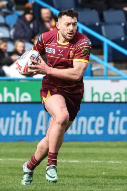 Huddersfield Giants 'tan Jake Connor, Betfred Challenge Kupası altıncı tur karşılaşmasında John Smith Stadyumu' nda Huddersfield Giants 'a karşı Hull FC maçında topu bırakıyor.