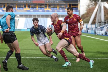 Huddersfield Giants 'tan Adam Swift, Betfred Challenge Kupası' nın 6. Raundda Huddersfield Giants 'a karşı Hull FC' de 23 Mart 202 'de Huddersfield, İngiltere' deki John Smith Stadyumu 'nda 18-6' lık skora yükselmeye çalışıyor.