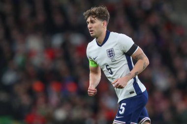 İngiltere 'den John Stones, 23 Mart 202' de İngiltere 'nin Wembley Stadyumu' nda Brezilya 'ya karşı oynadığı Uluslararası Dostluk maçı sırasında
