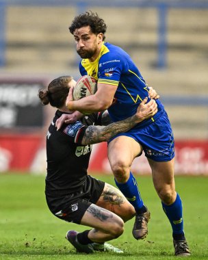Warrington Wolves 'un Toby King' i, 23 Mart 202 'de Warrington, İngiltere' deki Halliwell Jones Stadyumu 'nda oynanan Betfred Challenge Cup Altıncı Raundu karşılaşmasında Londra Broncos' tan Jarred Bassett 'e karşı.