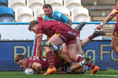 Huddersfield Giants takımından Sam Halsall, Betfred Challenge Kupası 'nın 6. Raundda Huddersfield Giants' a karşı Hull FC maçında 23 Mart 202 'de Huddersfield, İngiltere' deki John Smith Stadyumu 'nda 14-6' lık galibiyet elde etmeye çalışıyor.