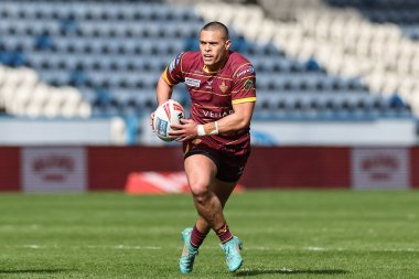 Huddersfield Giants takımından Tui Lolohea, Betfred Challenge Cup altıncı raundunda John Smith Stadyumu 'nda Huddersfield Giants' a karşı Hull FC maçında topu bırakıyor.