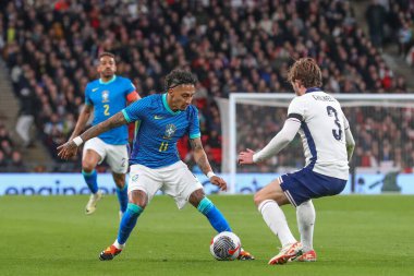 Brezilyalı Raphinha, 23 Mart 202 'de İngiltere' nin Wembley Stadyumu 'nda oynanan Uluslararası Dostluk karşılaşmasında Ben Chilwell' in baskısıyla topu tutuyor.