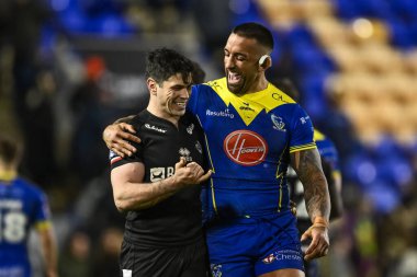 Warrington Wolves 'tan Paul Vaughan ve Londra Broncos' tan Dean Parata, 23 Mart 202 'de Warrington, İngiltere' deki Halliwell Jones Stadyumu 'nda oynanan Betfred Challenge Cup Altıncı Raundu karşılaşmasında bir fıkra paylaştı.