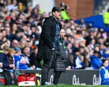 Everton Women 'ın teknik direktörü Brian Srensen, 24 Mart 2024' te Goodison Park, Liverpool 'da oynanan FA Kadınlar Süper Ligi karşılaşmasında Everton Women' a karşı Liverpool Kadınlarını cesaretlendiriyor.