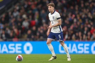 İngiltere 'den John Stones, 23 Mart 202' de İngiltere 'nin Wembley Stadyumu' nda Brezilya 'ya karşı oynadığı Uluslararası Dostluk maçı sırasında