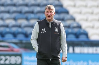 Hull FC 'nin baş antrenörü Tony Smith, Betfred Challenge Kupası altıncı raundda John Smith Stadyumu, Huddersfield, Birleşik Krallık' ta Huddersfield 'a karşı Huddersfield Giants vs FC karşılaşmasında sahaya vardığında sahaya teftiş ediyor.