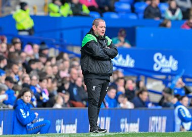 Liverpool Kadınlar Süper Ligi maçında Matt Sakal teknik direktörü Everton Kadınlar Liverpool Kadınları 'na karşı Goodison Park, Liverpool, Birleşik Krallık, 24 Mart 202