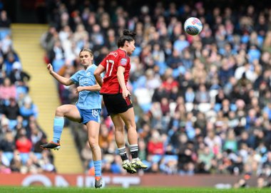 Manchester United Women 'dan Luca Garca, Manchester United Women' ın 23 Mart 2024 tarihinde Etihad Stadyumu 'nda Manchester City United Women' a karşı oynadığı FA Bayanlar Süper Ligi maçında topun başına geçti.