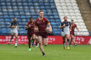 Huddersfield Giants takımından Sam Halsall, Betfred Challenge Kupası 'nın 6. Raundda Huddersfield Giants' a karşı Hull FC 'de 23 Mart 202' de Huddersfield, İngiltere 'deki John Smith Stadyumu' nda tek başına koşuyor.