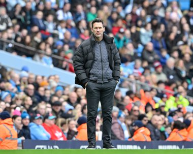 Manchester City Women 'ın 23 Mart 202 tarihinde Etihad Stadyumu' nda Manchester City United Women 'a karşı oynanan FA Bayanlar Süper Ligi maçında, Gareth Taylor teknik direktörü izliyor.