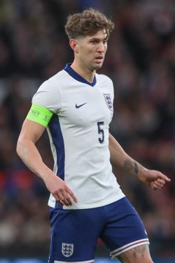 İngiltere 'den John Stones, 23 Mart 202' de İngiltere 'nin Wembley Stadyumu' nda Brezilya 'ya karşı oynadığı Uluslararası Dostluk maçı sırasında