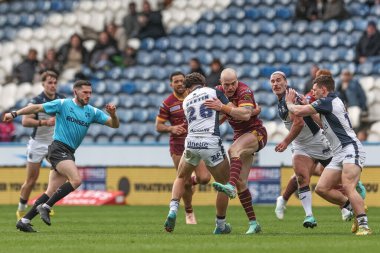 Huddersfield Giants takımından Adam Swift, Betfred Challenge Cup 'ın altıncı raundunda Lewis Martin Hull FC tarafından John Smith Stadyumu, Huddersfield, Birleşik Krallık, 23 Mart 202' de Huddersfield 'da oynanan Huddersfield vs Hull FC maçında yenildi.