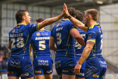 Warrington Wolves 'un Toby King' i, 23 Mart 202 'de Warrington, İngiltere' deki Halliwell Jones Stadyumu 'nda oynanan Warrington Wolves - London Broncos maçında, Betfred Challenge Kupası 6. raundunda denemesini kutluyor.