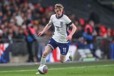 İngiltere 'den Anthony Gordon, 23 Mart 202' de İngiltere 'nin Wembley Stadyumu' nda oynanan Uluslararası Dostluk karşılaşmasında topu aldı.
