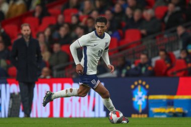 İngiltere 'den Jude Bellingham, 23 Mart 202' de İngiltere 'nin Wembley Stadyumu' nda oynanan Uluslararası Dostluk karşılaşmasında topa vuruyor.