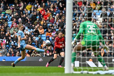 Manchester United Women takımından Hannah Blundell Manchester City United Women maçında Manchester United Women 'a karşı Etihad Stadyumu' nda oynanan karşılaşmada Manchester City Women 'den Kerstin Casparij' i 3-1 yendi.