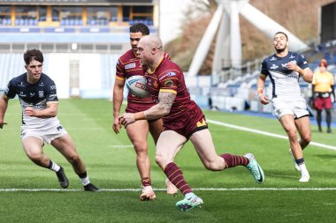 Huddersfield Giants 'tan Adam Swift, Betfred Challenge Kupası' nın 6. Raundda Huddersfield Giants 'a karşı Hull FC' de 23 Mart 202 'de Huddersfield, İngiltere' deki John Smith Stadyumu 'nda 18-6' lık skora yükselmeye çalışıyor.