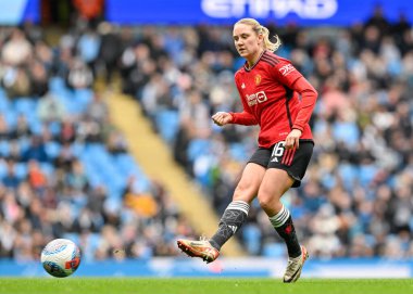 Manchester United Women 'dan Lisa Naalsund, Manchester United Women' ın 23 Mart 202 tarihinde Etihad Stadyumu 'nda Manchester City United Women' a karşı oynadığı FA Bayanlar Süper Ligi maçında pas attı.