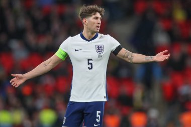 İngiltere 'den John Stones, 23 Mart 202' de İngiltere 'nin Wembley Stadyumu' nda Brezilya 'ya karşı oynadığı Uluslararası Dostluk maçı sırasında
