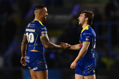 Warrington Wolves 'tan Paul Vaughan ve Warrington Wolves' tan Adam Holroyd, 2 Mart 'ta Warrington, İngiltere' deki Halliwell Jones Stadyumu 'nda oynanan ve Warrington Wolves' un Londra Broncos 'a karşı oynadığı 6. tur Betfred Challenge Kupası karşılaşmasının sonunda el sıkışıyorlar.