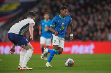 Brezilya 'lı Rodrygo, 23 Mart 202' de Wembley Stadyumu 'nda oynanan Uluslararası Dostluk Maçı' nda topu kırıyor.