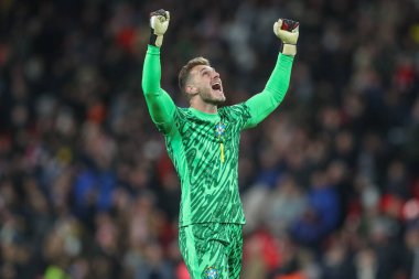 Brezilya 'lı Bento, 23 Mart 202' de Wembley Stadyumu 'nda oynanan Uluslararası Dostluk karşılaşmasında galibiyeti kutluyor.