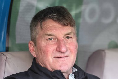 Tony Smith Hull FC 'nin baş antrenörü Betfred Challenge Kupası altıncı raundunda Huddersfield Giants' a karşı Hull FC maçını izliyor.