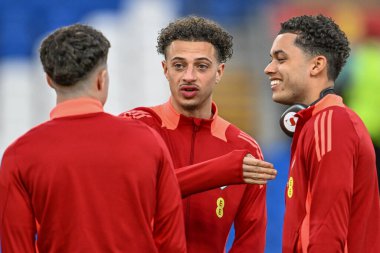 Galler 'den Ethan Ampadu ve Galler' den Brennan Johnson, UEFA Euro Eleme Grubu A karşılaşması sırasında Cardiff City Stadyumu 'nda Polonya' ya karşı Galler maçı, Cardiff, Birleşik Krallık, 26 Mart 202